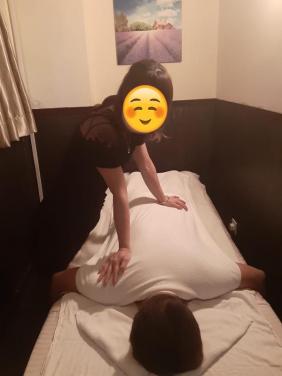 按摩技師正在按摩